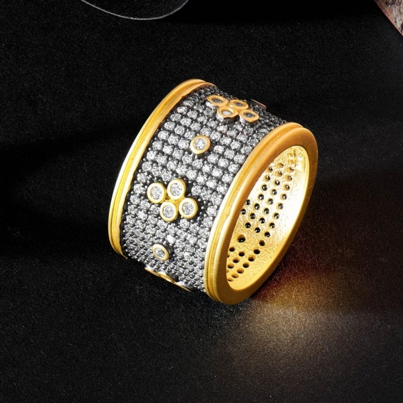 Signature Pavé Clover Wide Band Ring